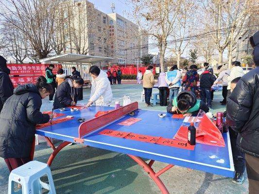 「“泉”在济南过大年」墨香传福 情暖小年——济南市莱芜区凤城街道新甫社区开展“书法进社区 送福到万家”主题活动