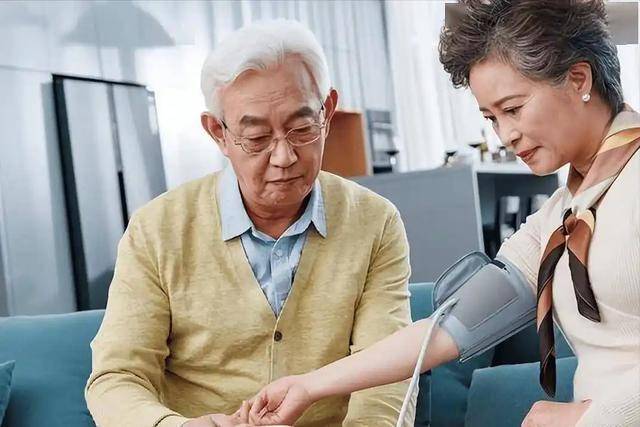 医生提醒：高血压患者过了59岁，基本都有这5现状，要坦然接受