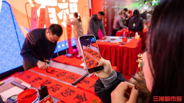 书法家手写春联，机器人送“福”！长沙地铁连续11年送“年味”