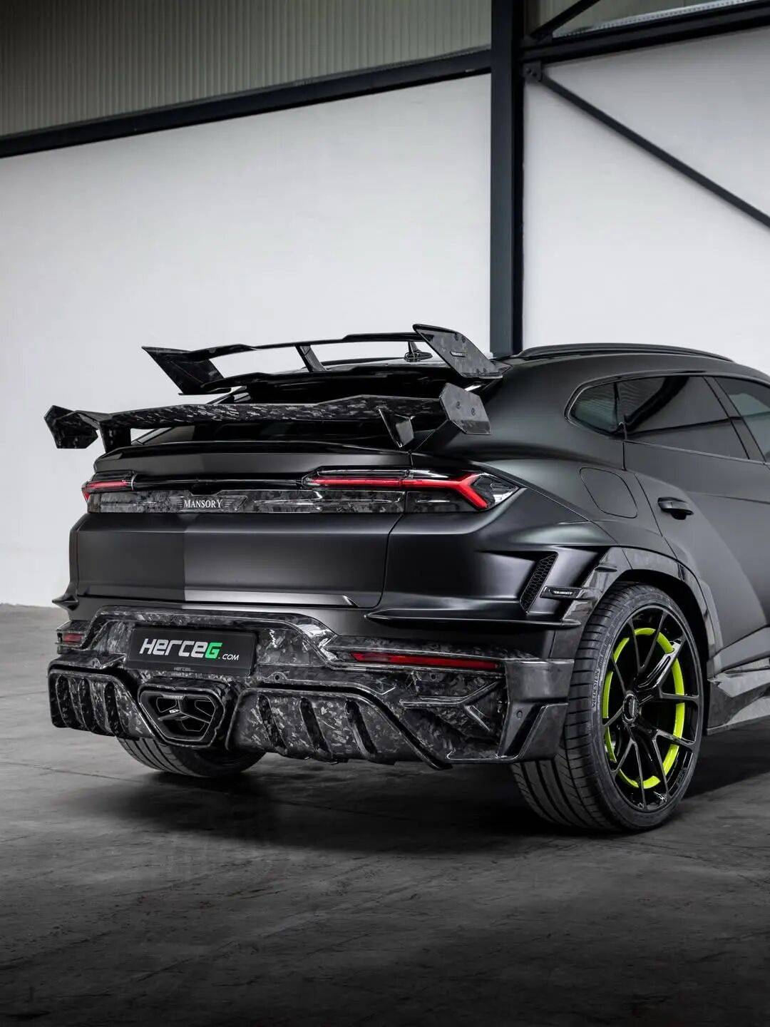 urus se被mansory整成绿碳怪物