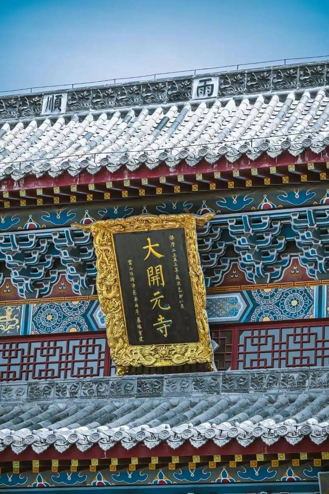 古色古香的建筑蜿蜒的河道热闹的街市构成了一幅如诗如画的美景