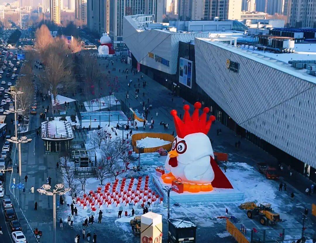 哈尔滨街头18米高“雪王”“鸡王”雪雕被“团灭”，当地最高气温冲破0℃，工作人员：融化可能产生安全风险，已全部拆除