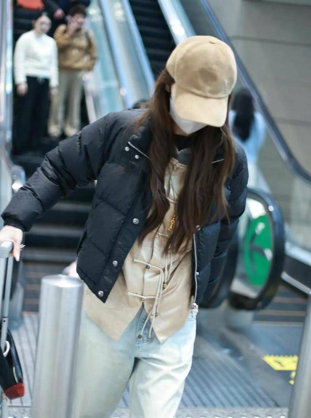 杨颖带小海绵回上海，戴金项链和手链，从头到脚奢侈品价格超15W