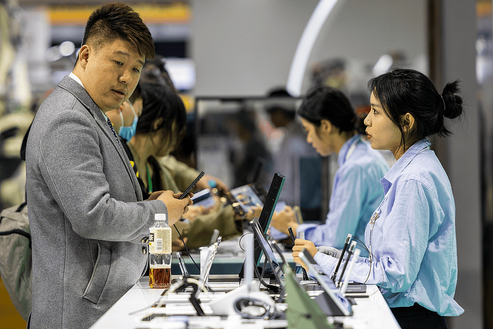 手机涨价潮波及县城，有年轻人选择买两年前机型