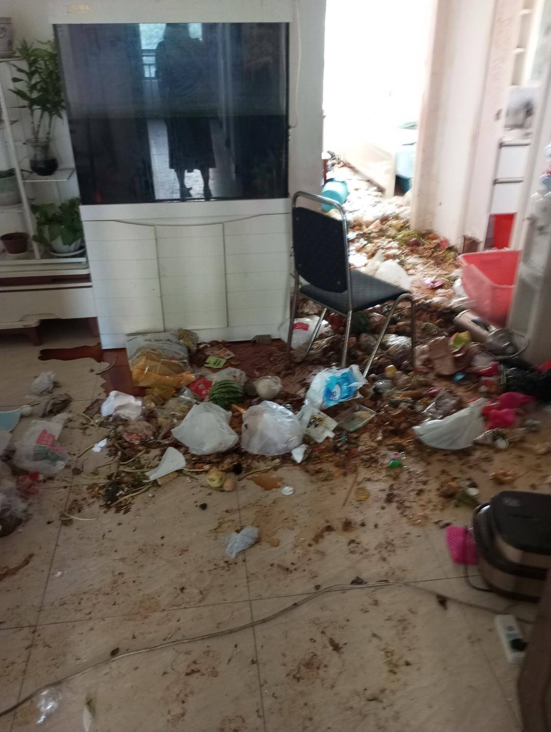 八旬老人称和保姆结婚后住房被售卖，因房子多次遭砸搬到宾馆住 买家称去年2月就该交房(图4)