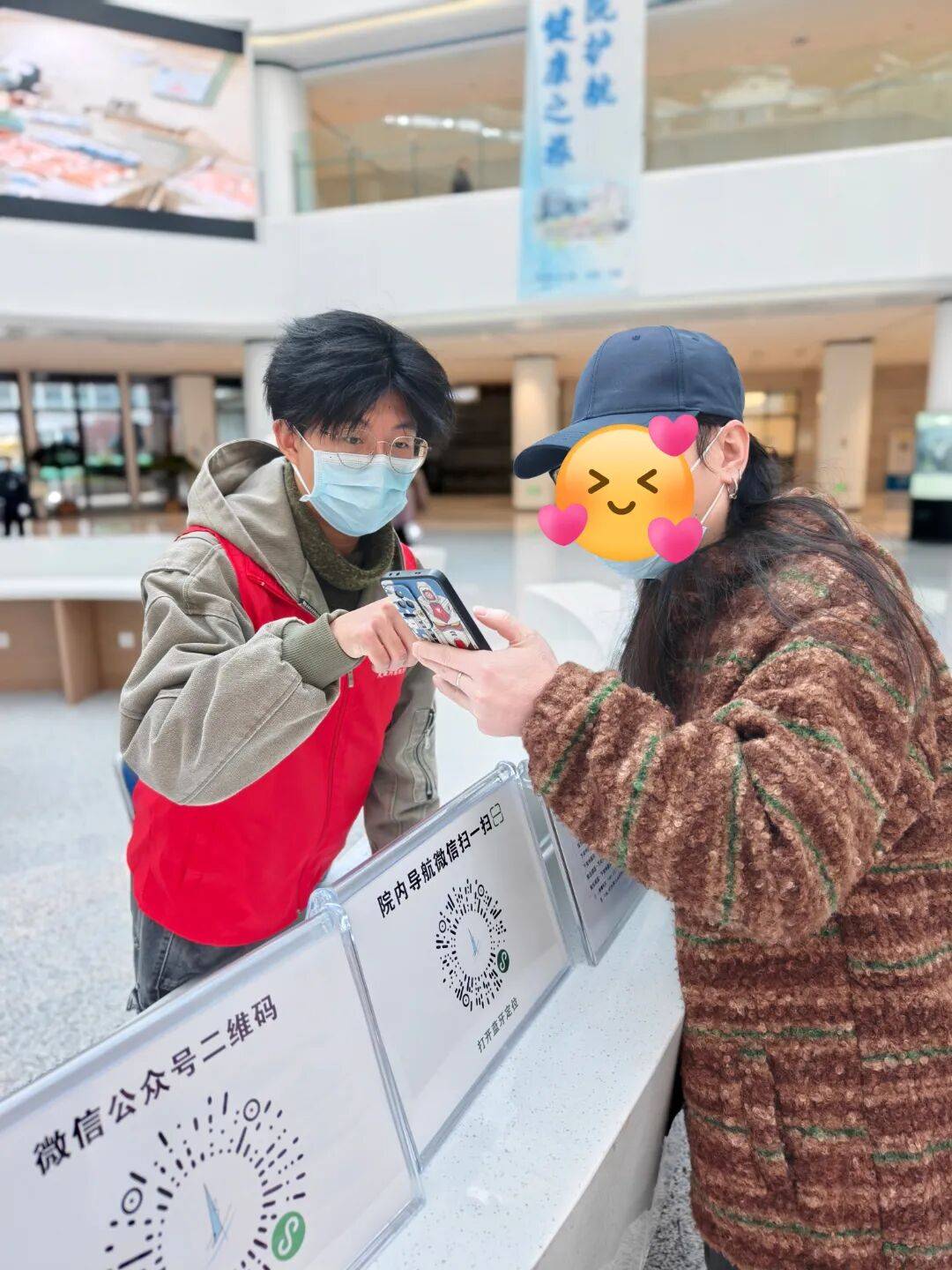 在门诊大厅志愿者们不仅熟练掌握新院区的科室分布还手把手教会患者