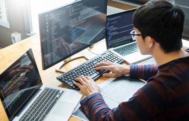 开始抢人!美国一周挖走4名中国顶尖人才,年薪1个亿美元令人咋舌