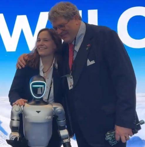 德国总理带队访问宇树科技！德企高管玩嗨了：当场和机器人牵手热舞