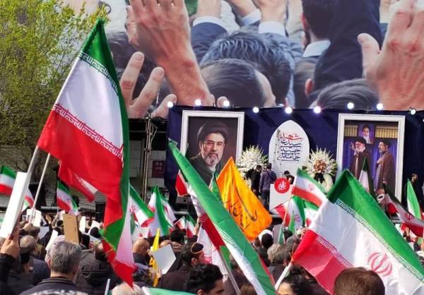 伊朗多地举行对新任最高领袖的宣誓效忠仪式-华闻时空