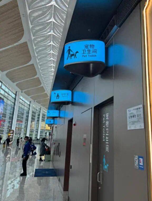 广州白云机场洗手间画着“人牵狗”标志，打开竟是宠物厕所