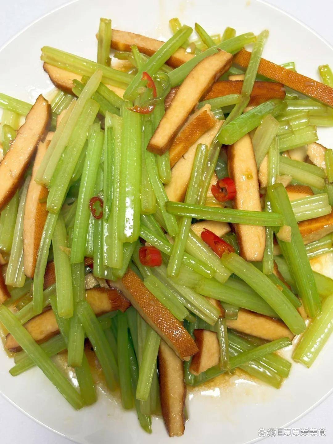 芹菜最好吃的家常做法不柴不发老脆嫩清香超解腻