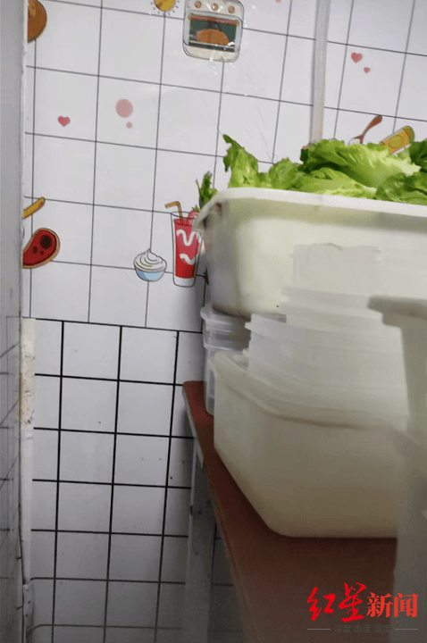 记者卧底蔓味轻食后厨:发霉蔬果榨汁 隔夜菜挑出变味接着卖(图1)