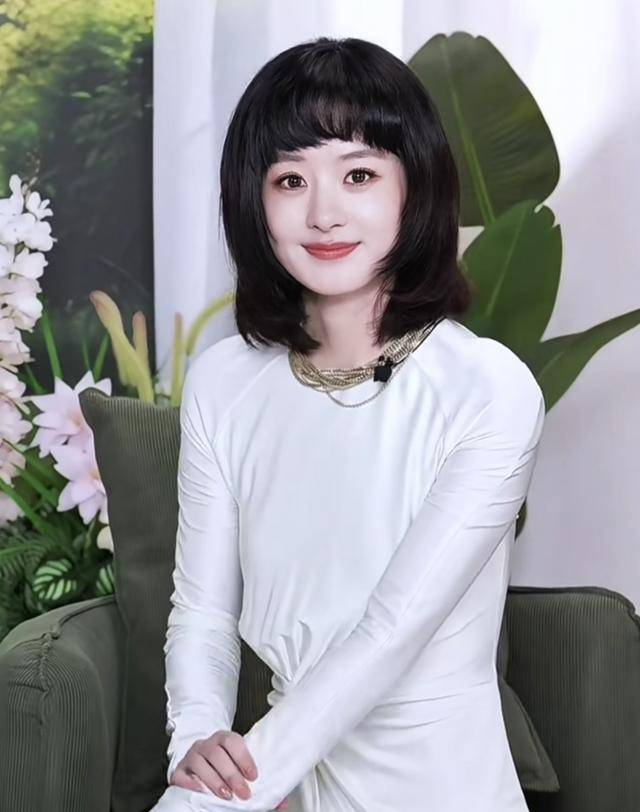 38岁赵丽颖面相变了！短发白裙亮相直播间
