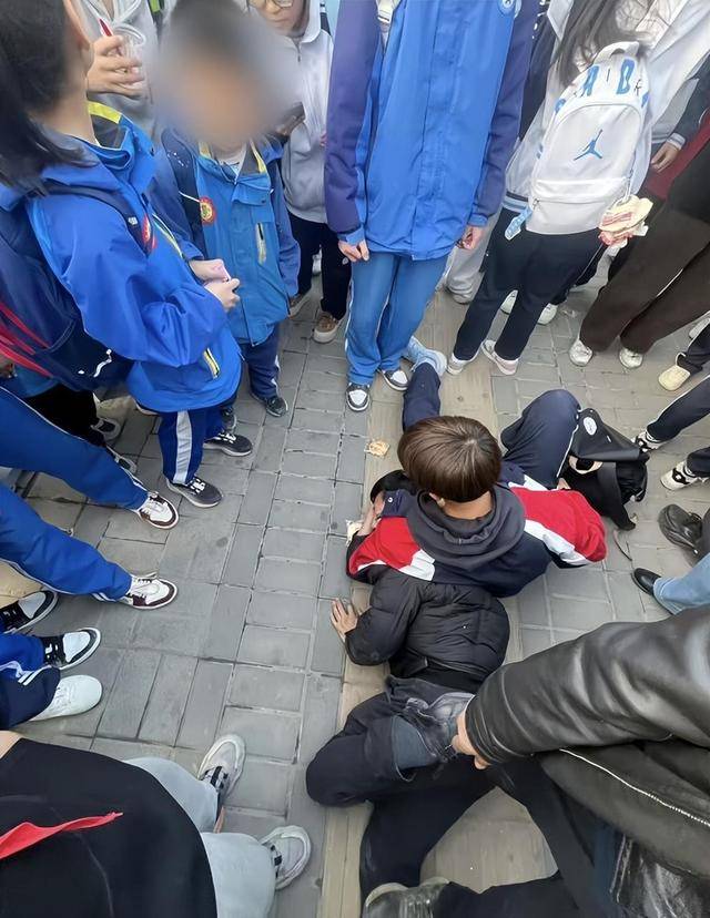 醉汉公交车上猥亵殴打初中女生，同车高一男生将其制服并交给警方