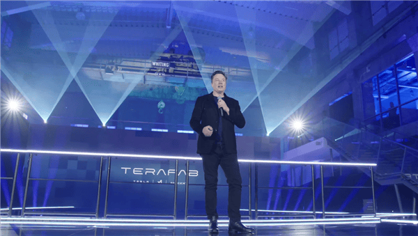 马斯克发布全球最大2nm芯片工厂！年产算力1万亿瓦 美国全国电力都喂不饱 他想了个绝招