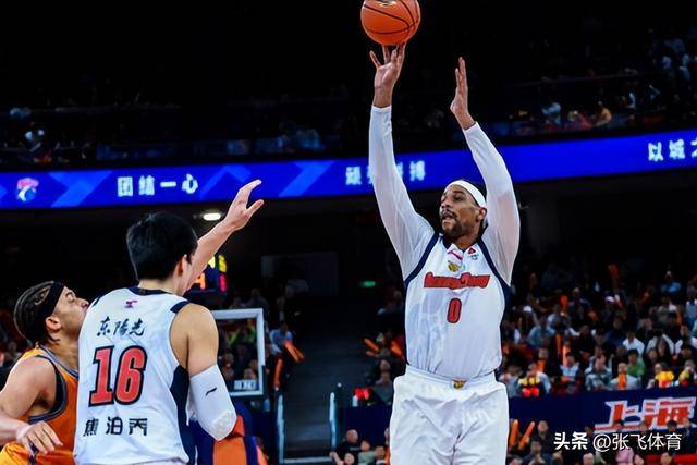 看了徐杰垃圾时间怒骂上海球迷的破防举动，才发现杜锋有多能作妖