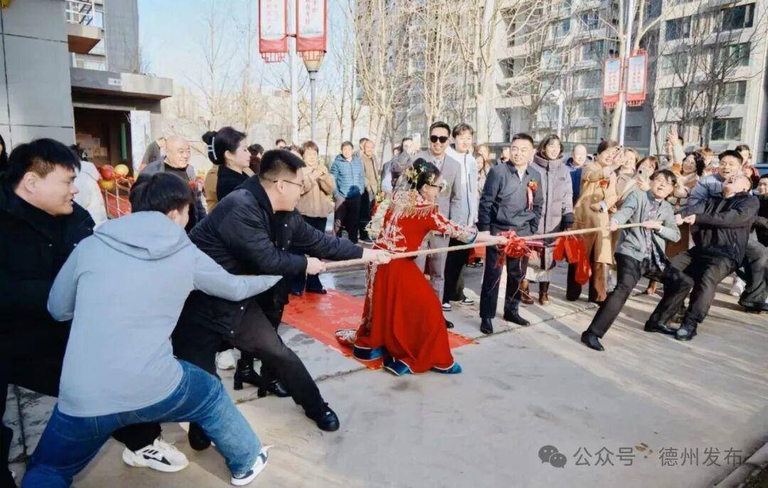 接亲团VS娘家团！德州一对新人“拔河接亲”火出圈