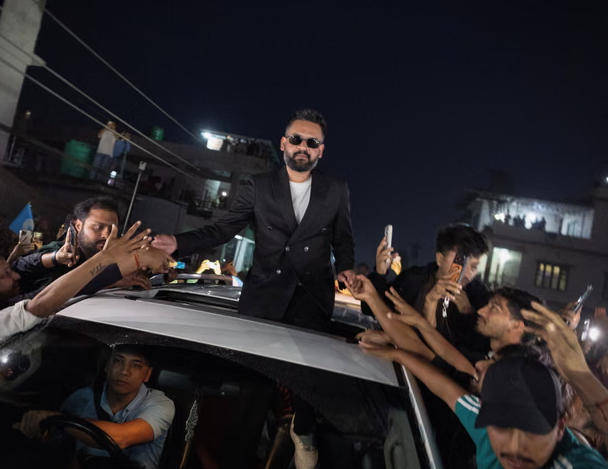 尼泊尔“90后”新总理宣誓就职：学土木的说唱歌手，2022年当选加德满都市长