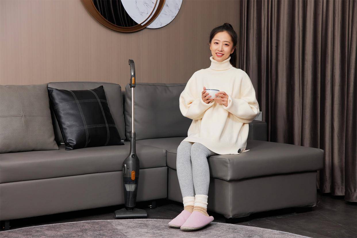 女子在西安新城东方丽诚医院注射玻尿酸 太阳穴