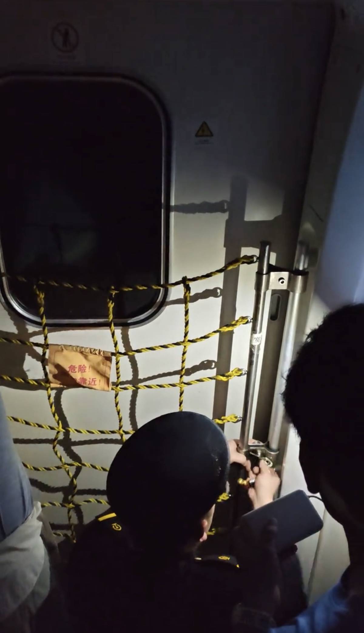 被困隧道3小时的D3665次列车恢复通行，乘客：车上多人疑似晕厥，被救护车送医救治