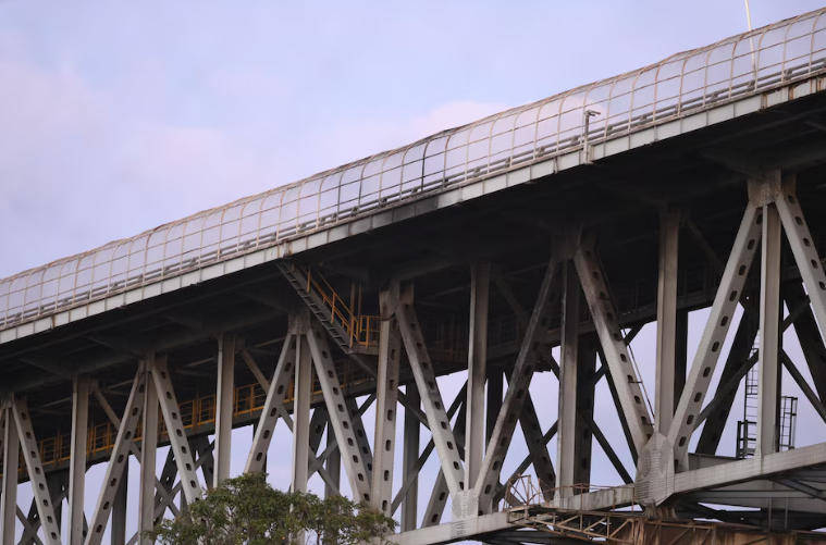 图片[2]-巴拿马一大桥附近油罐车起火引连环爆炸：事发时正加油，一司机身亡，大桥受损关闭-华闻时空