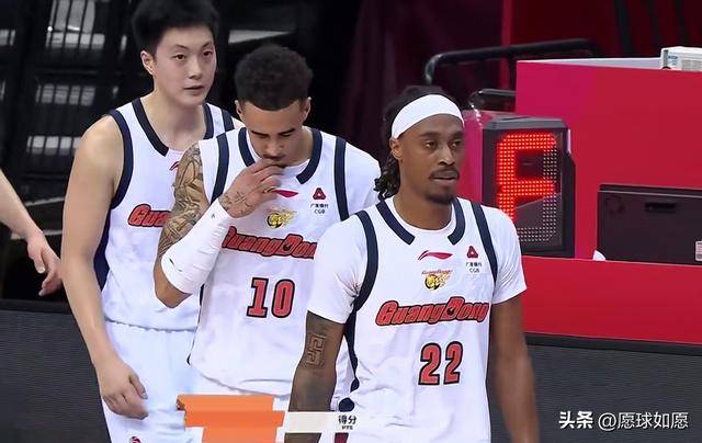 广东苦战青岛！内线被两人凿穿，杜锋软肋被抓住，王洪泽成亮点