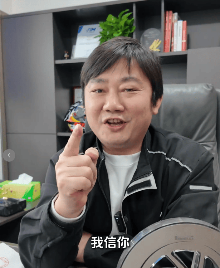 图片[3]-张雪宣布捐赠嫣然“加码”：将冠军奖杯、签名帽子一起赠送！喊话李亚鹏：用途你定，我信你！称赛车起拍价40万，有点寒酸，所以加码-华闻时空