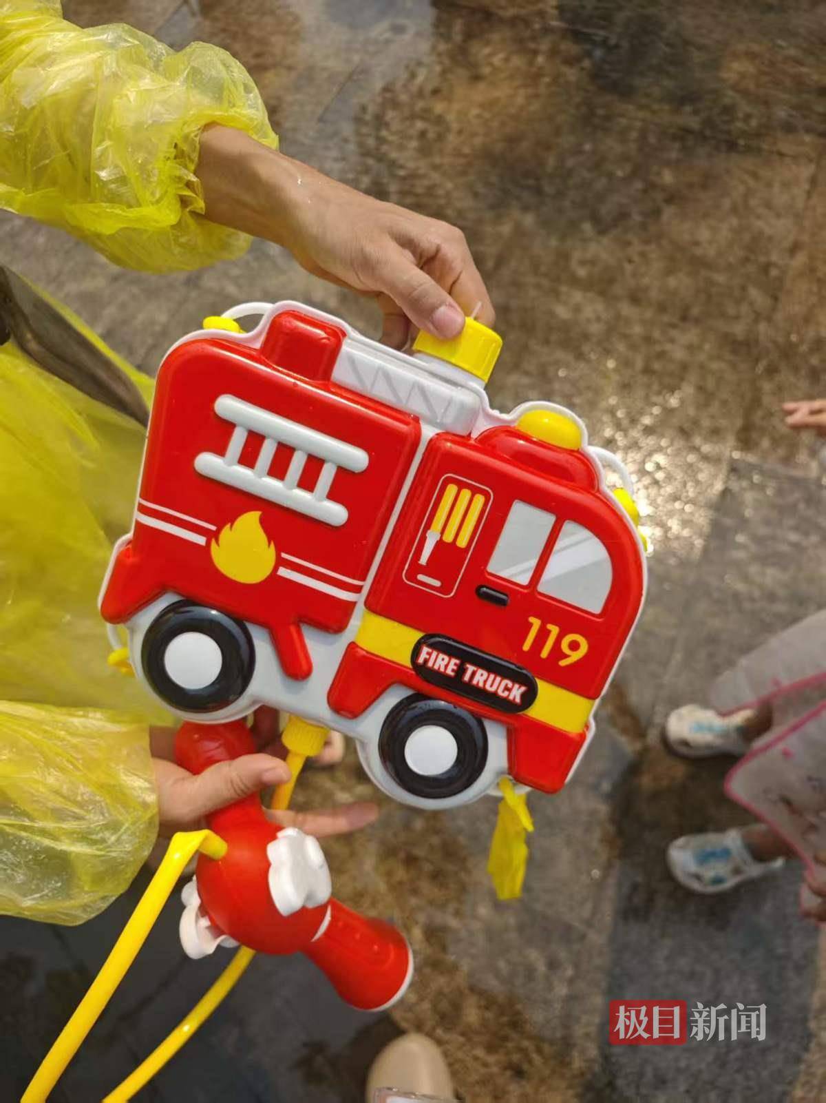 图片[2]-西双版纳泼水节狂欢：各地游客打出家乡旗帜，4岁女孩从广东带着水枪前来 -华闻时空