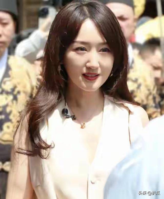 他8次上春晚，作死被捕入狱，如今56岁无人问津，沦落到四处走穴