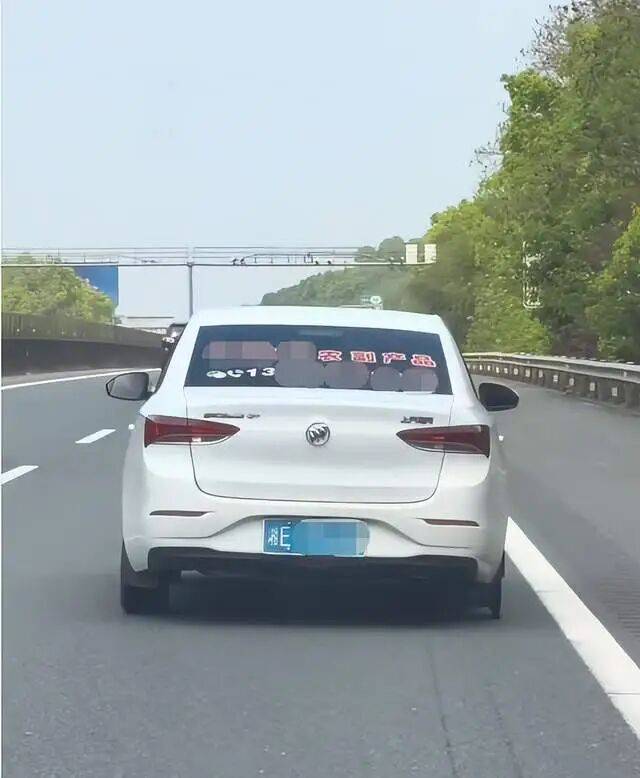 “高速上轮胎掉了车还在狂奔”，女司机：显示胎压低以为漏气，最后吓哭了