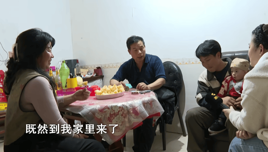 20岁小伙卖猪肉养6个弟妹，父母再生唐氏儿七弟；当地回应，有专人给他打造人设引流，网友：上午还在可怜他，现在收回同情