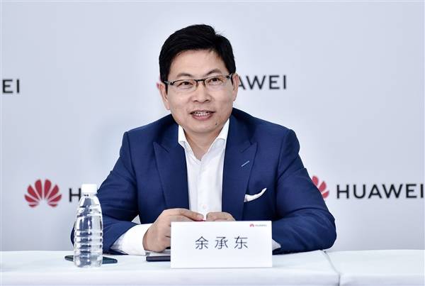 华为Pura90 Pro Max出厂没贴膜!余承东自信回应:没必要
