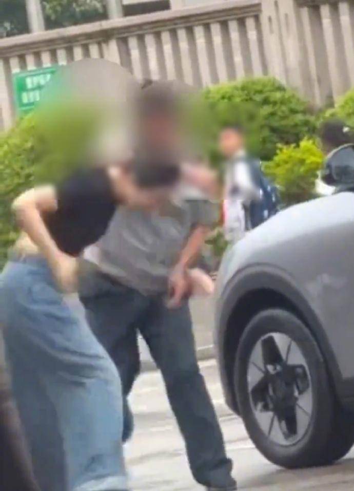 福建一女子脚踹保安后被反手扇一耳光，当地回应：警方已立案