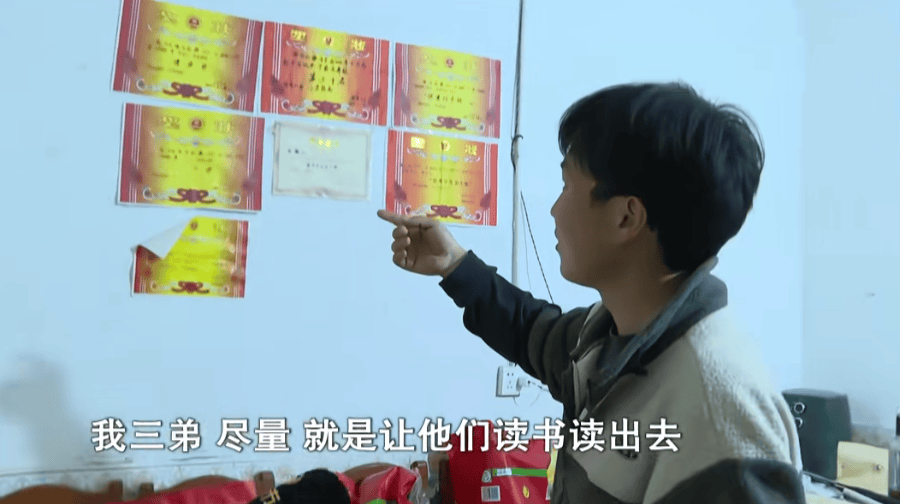 20岁小伙卖猪肉养6个弟妹，父母再生唐氏儿七弟；当地回应，有专人给他打造人设引流，网友：上午还在可怜他，现在收回同情