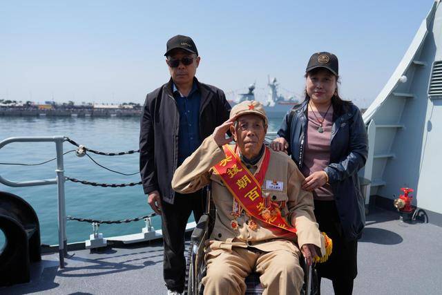 海军节：99岁老兵登舰参观圆夙愿