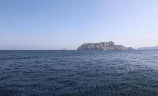 伊朗快艇截停货船，特朗普威胁“开火击沉”