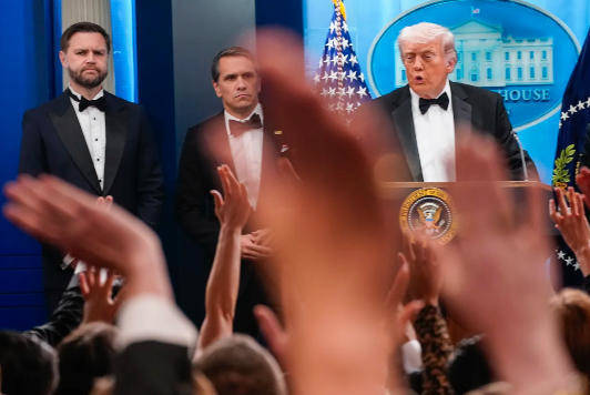 回应晚宴枪击，特朗普自嘲：当总统太危险，早知道不选了 -华闻时空