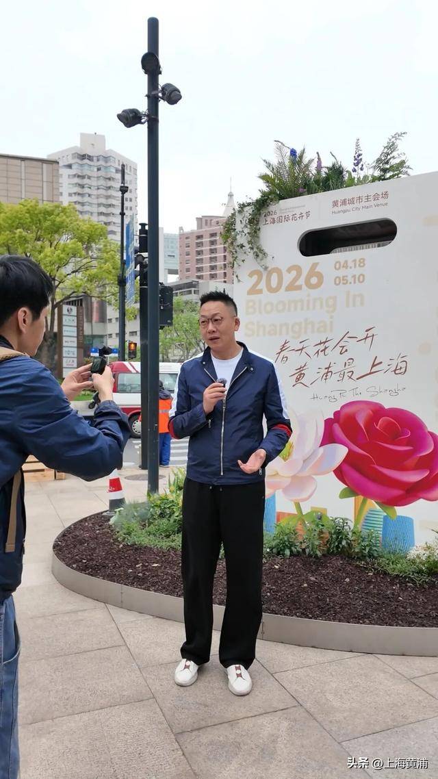 突然被认出！沪上知名主持人也来逛花展，阿姨爷叔都来拍他了！