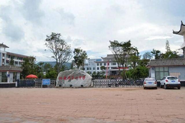 云南姚安第一中学教师在校内跳楼轻生 疑留