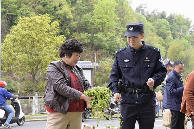 安徽霍山：茶山“警”色浓，春风护茶香