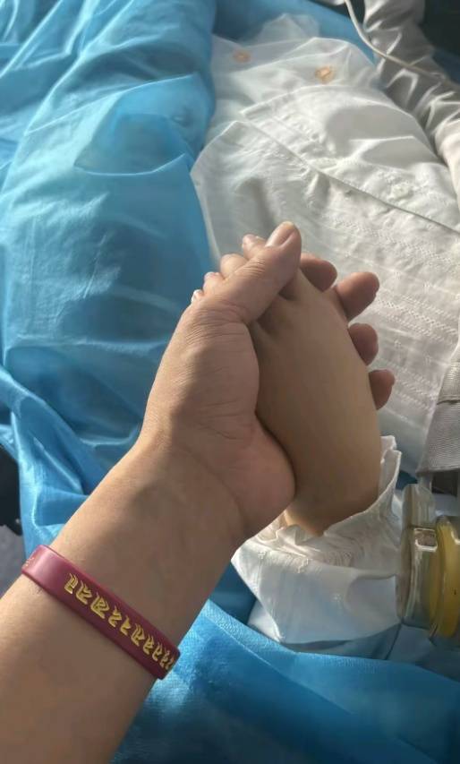 重庆抗癌女孩小欣悦遗憾离世，上个月刚过6岁生日，爸爸曾在地下通道直播跳舞救女