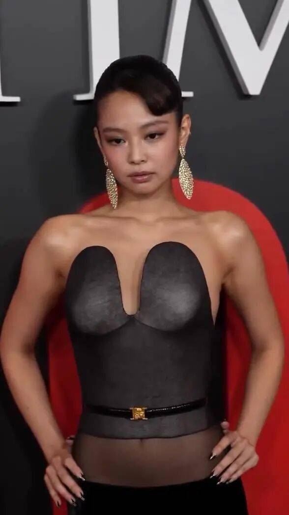 她到底怎么了？顶级女团成员外貌变化，引发海外网友争论！ 插图2