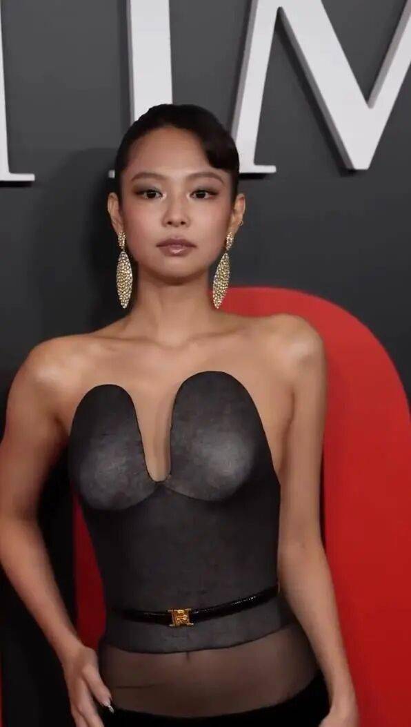 她到底怎么了？顶级女团成员外貌变化，引发海外网友争论！ 插图1