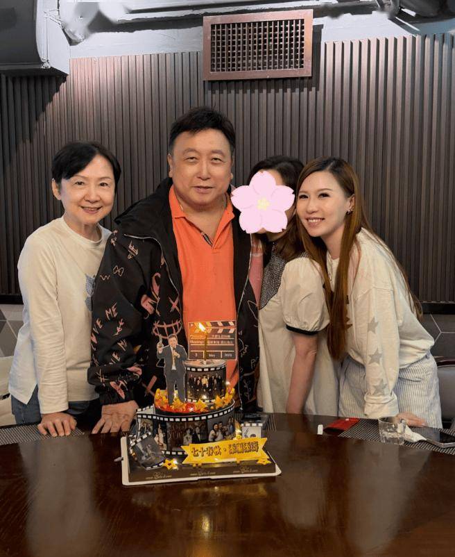 王晶71岁生日 结婚48年妻子罕见曝光！一家四口画面温馨