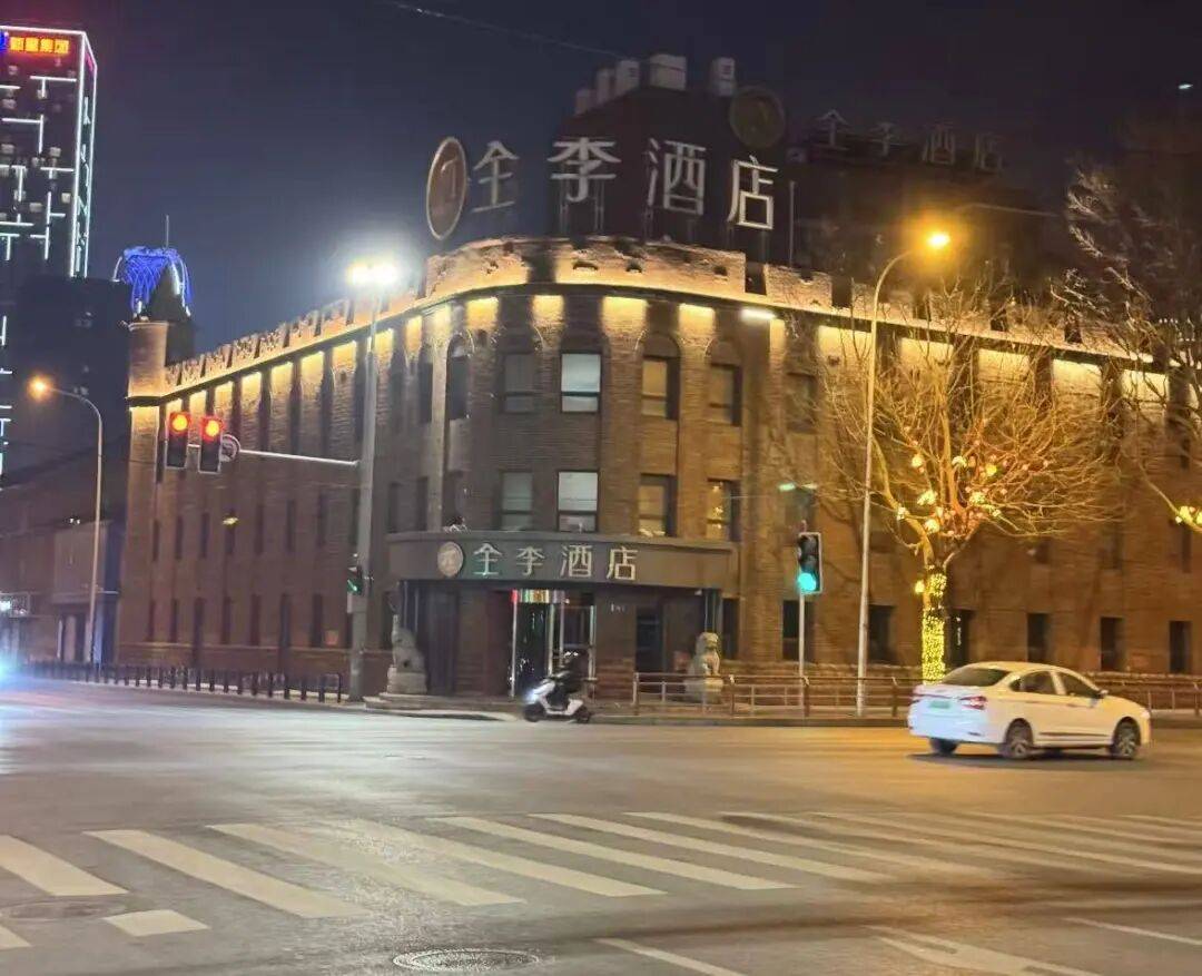 大连“全李酒店”更名华宇酒店