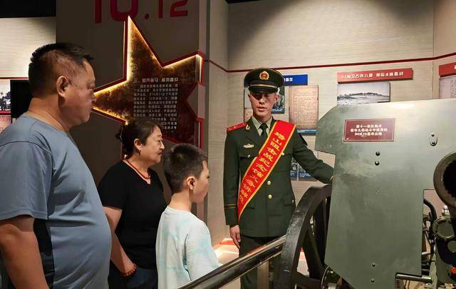 “红肩章”宣讲团“ 兵言兵语”点燃国防热情