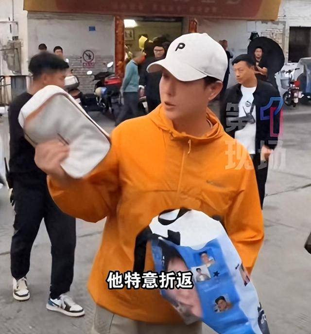 演员张颂文片场收工后，将粉丝赠送的茶叶原路退回，并叮嘱“你们自己工作挣的钱给自己和家人花，我收收你们的信就好了”
