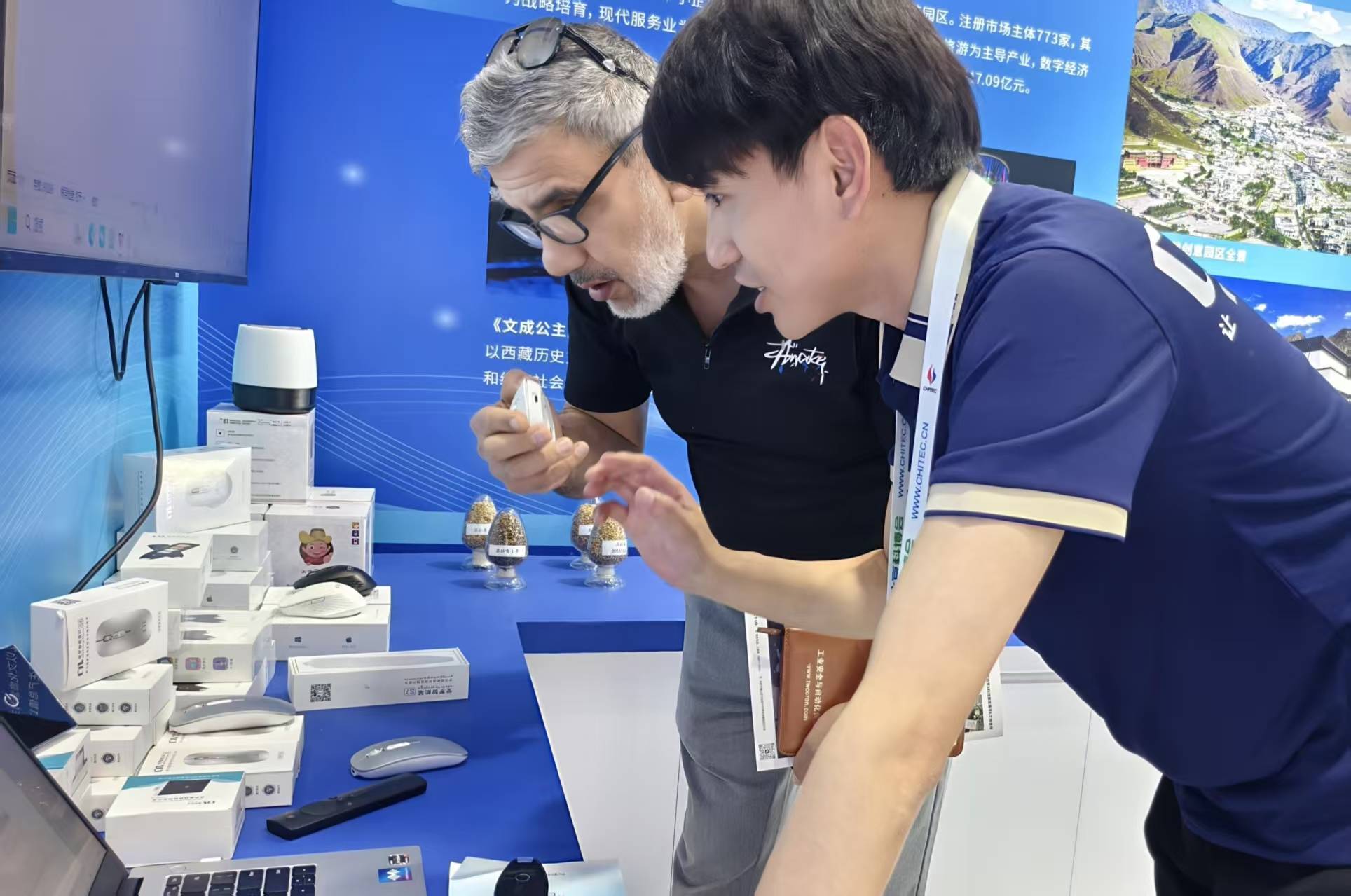 藏语大模型亮相北京科博会 弥合AI时代“数字鸿沟”