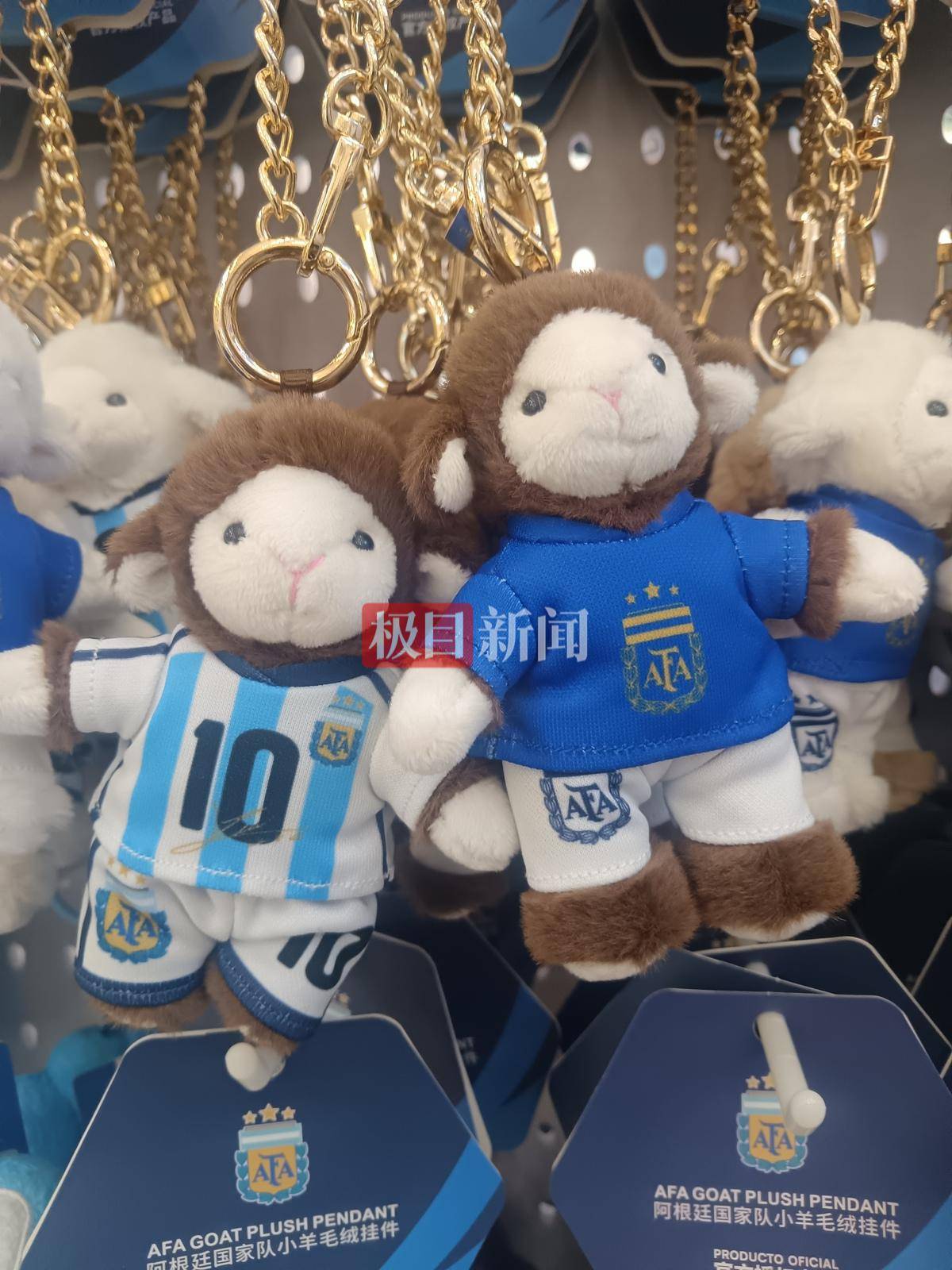 图片[5]-世界杯倒计时1个月：义乌工厂日造4000个足球，“梅西GOAT”挂件成爆款，但商家更怀念上届 -华闻时空