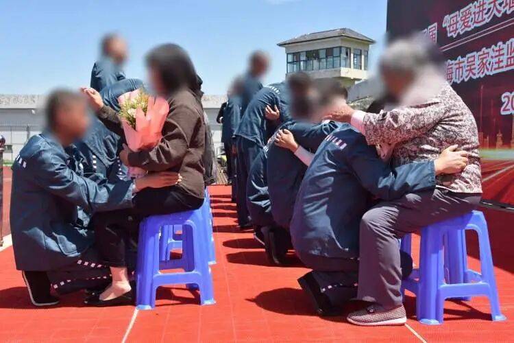 男子10岁时不堪继父打骂离家出走，后因犯罪在上海监狱服刑，他想找到失散20余年的母亲……